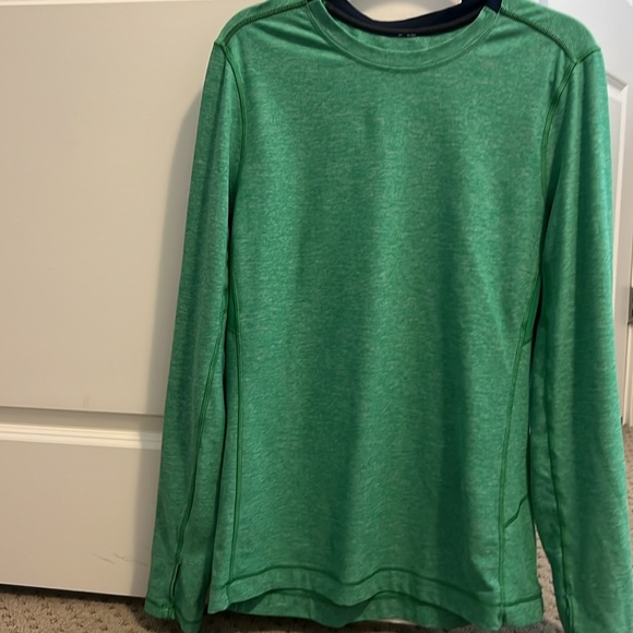 Lululemon size large long sleeve running shirt. Medium to heavy weight - Picture 4 of 8